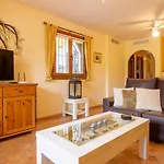 Comoda Casa Con Puerta A La Piscina