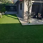 Chalet De Lujo Con Jardin, Piscina Y Aparcamiento Todo Privado.